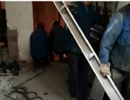 進場安裝電梯中...