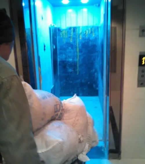裝修材料拉進電梯