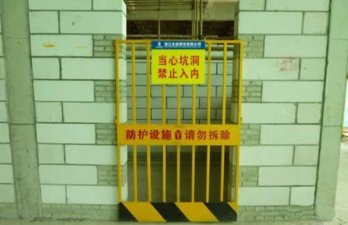 電梯現(xiàn)場圍護