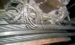 老化的電梯鋼絲繩“嘎嘣脆”，請立刻更換